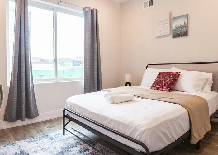 2Bed2Bath-Wdqueenbedworkdesk