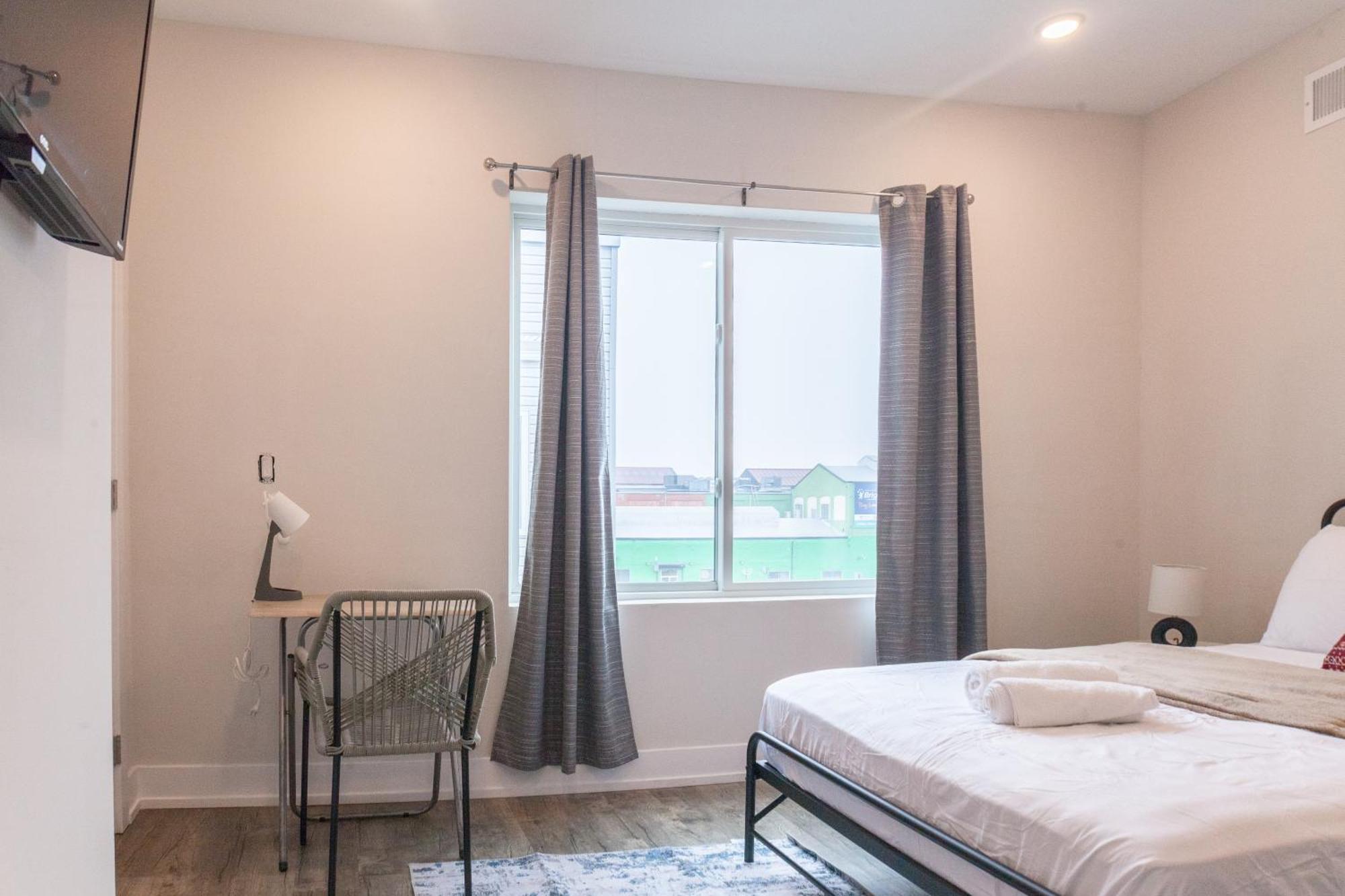 2bed2bath-wdqueenbedworkdesk