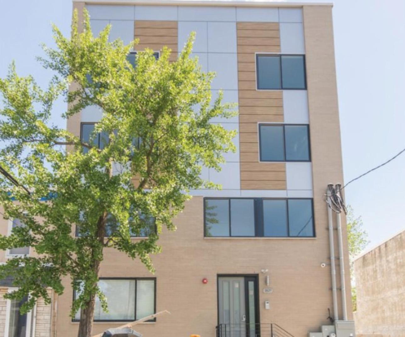 2bed2bath-wdqueenbedworkdesk Philadelphia