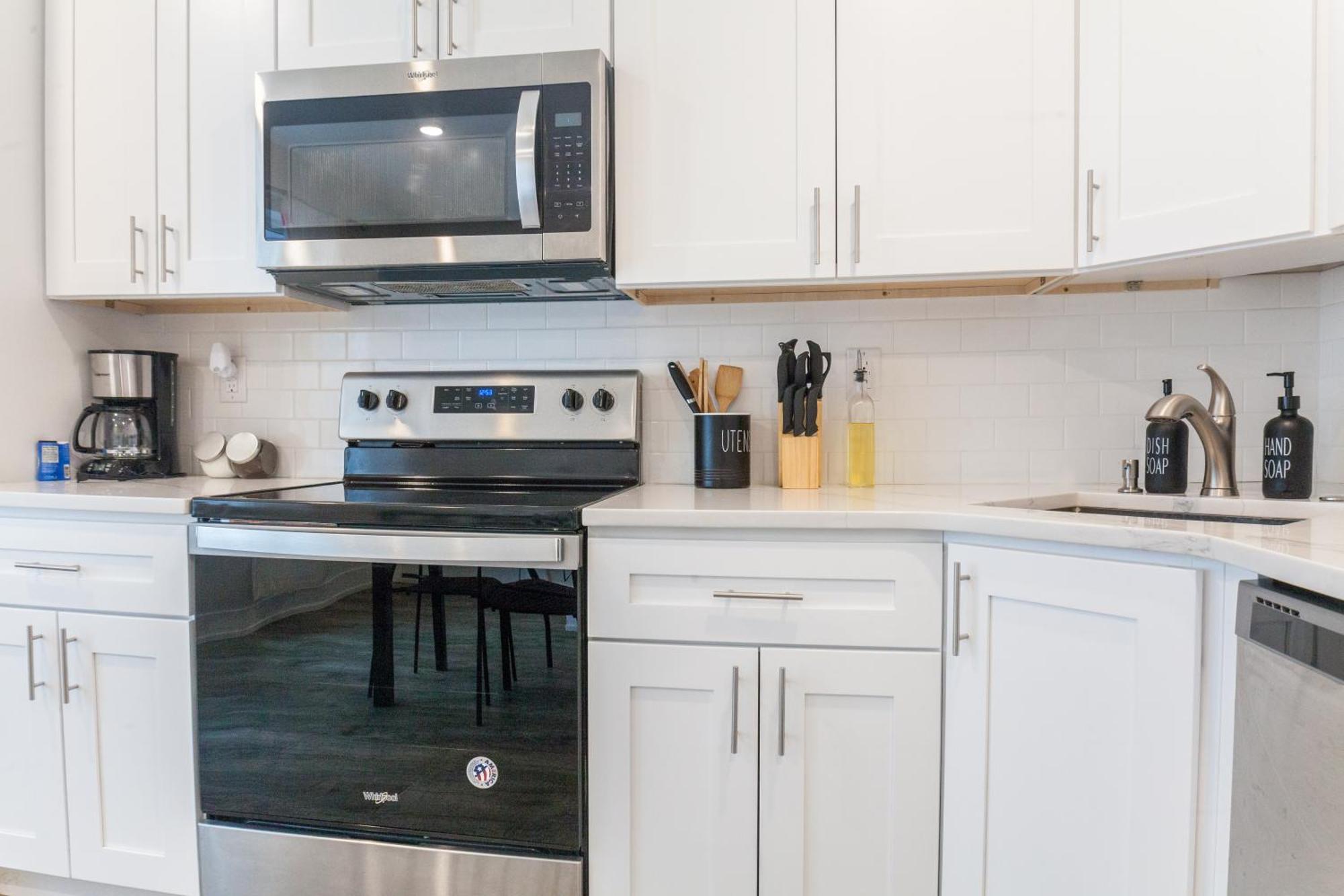 2bed2bath-wdqueenbedworkdesk