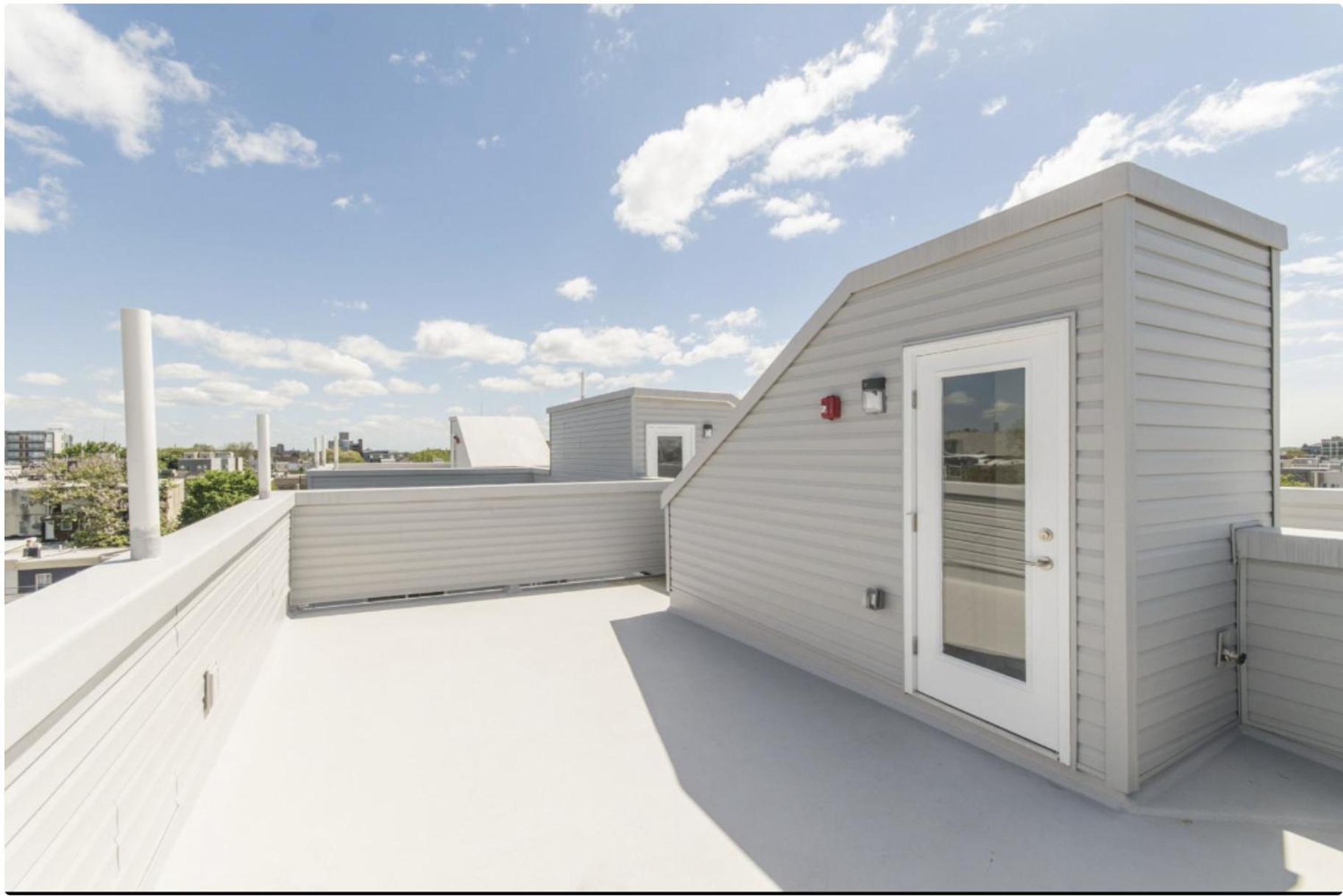 2bed2bath-wdqueenbedworkdesk Apartment *