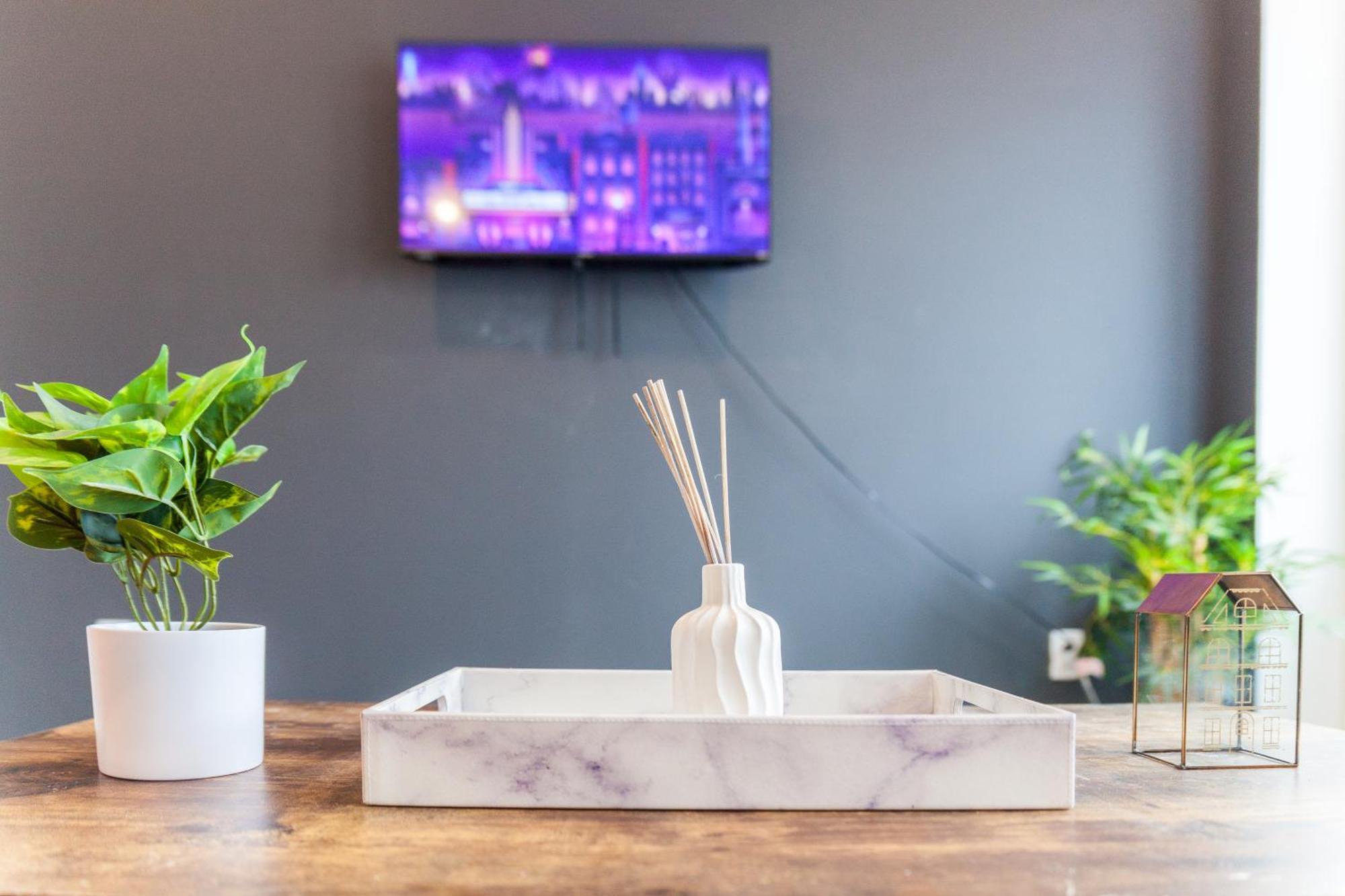 2bed2bath-wdqueenbedworkdesk *