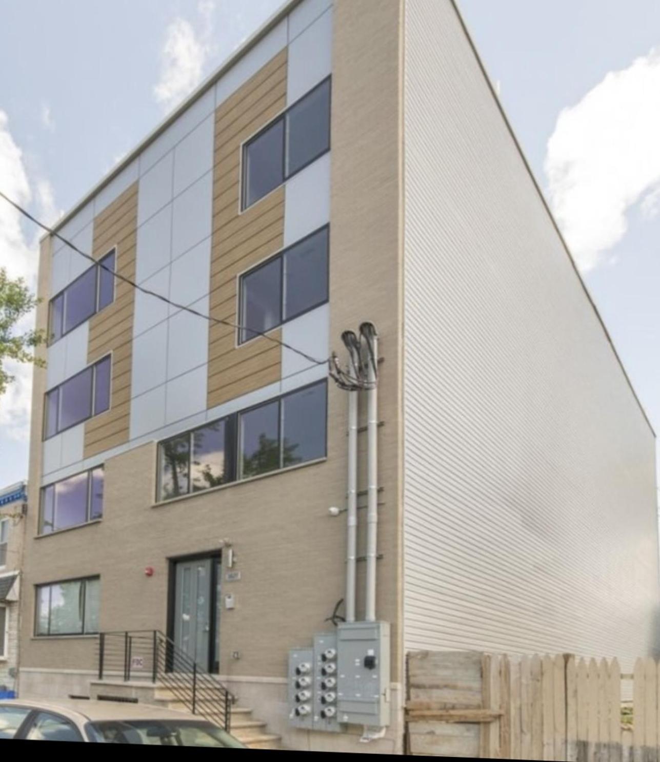 2bed2bath-wdqueenbedworkdesk Philadelphia