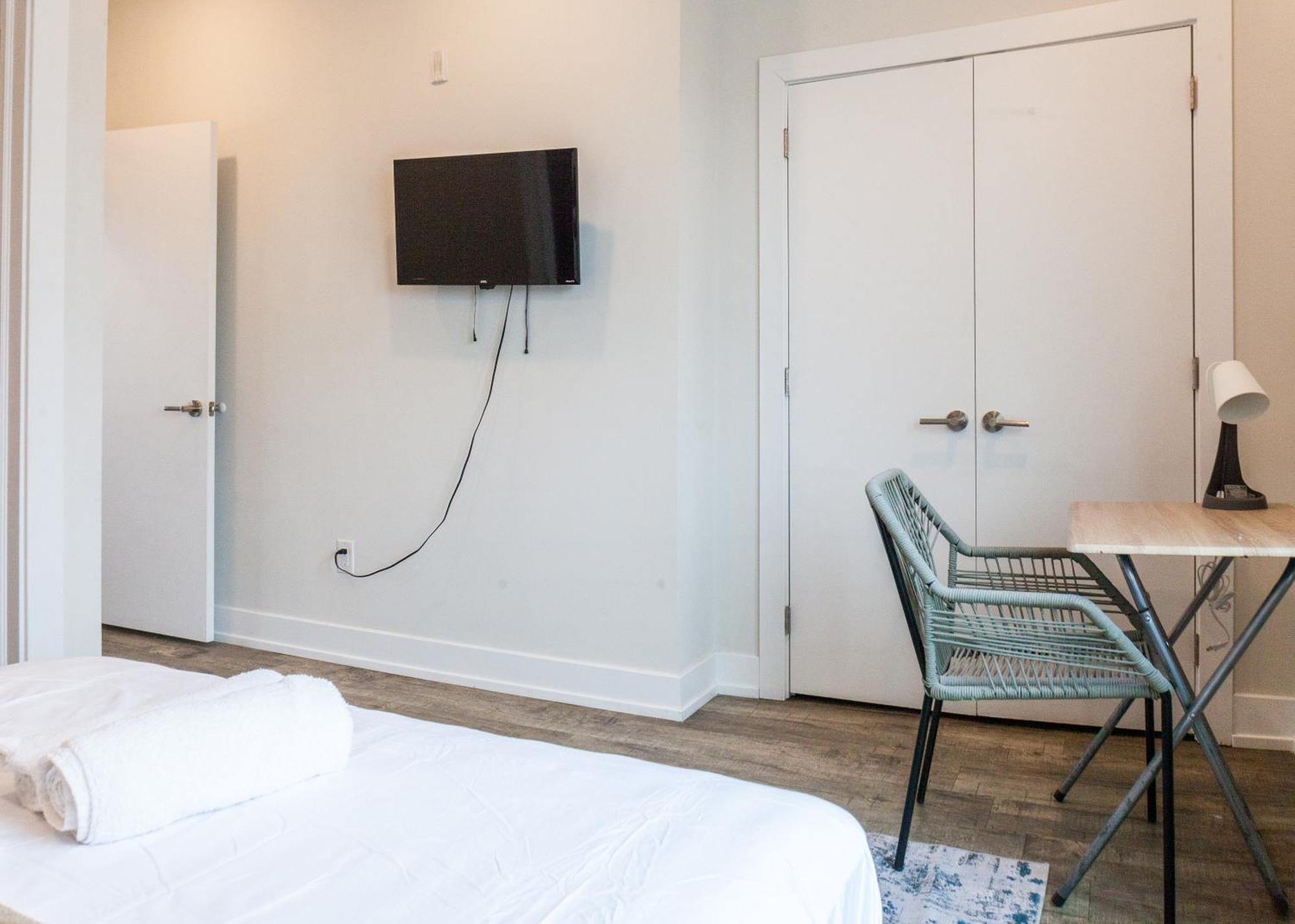2bed2bath-wdqueenbedworkdesk Apartment Philadelphia