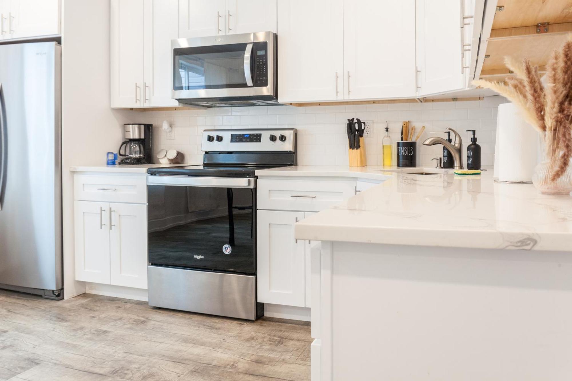2bed2bath-wdqueenbedworkdesk *
