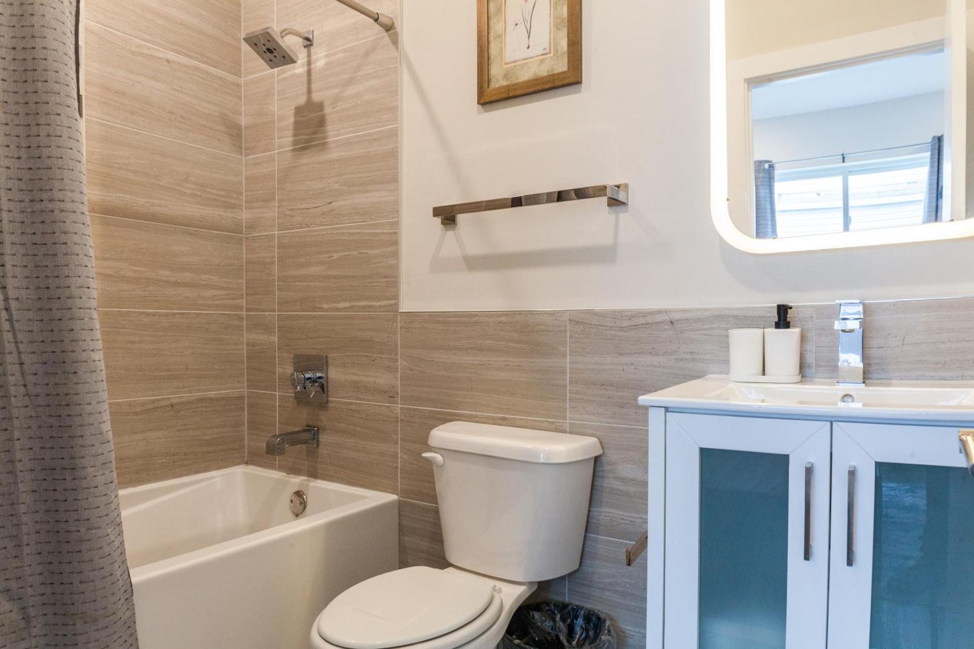 2bed2bath-wdqueenbedworkdesk Apartment *