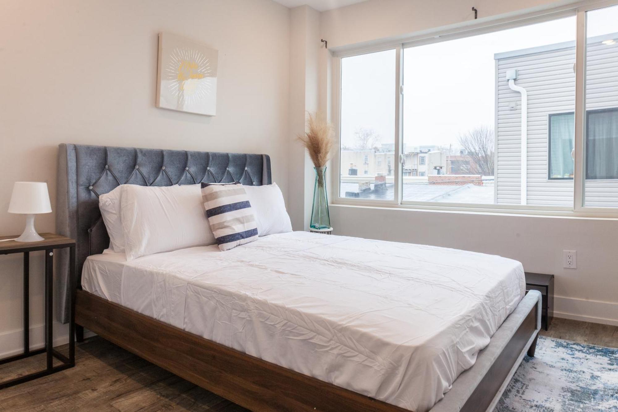 2bed2bath-wdqueenbedworkdesk * Philadelphia