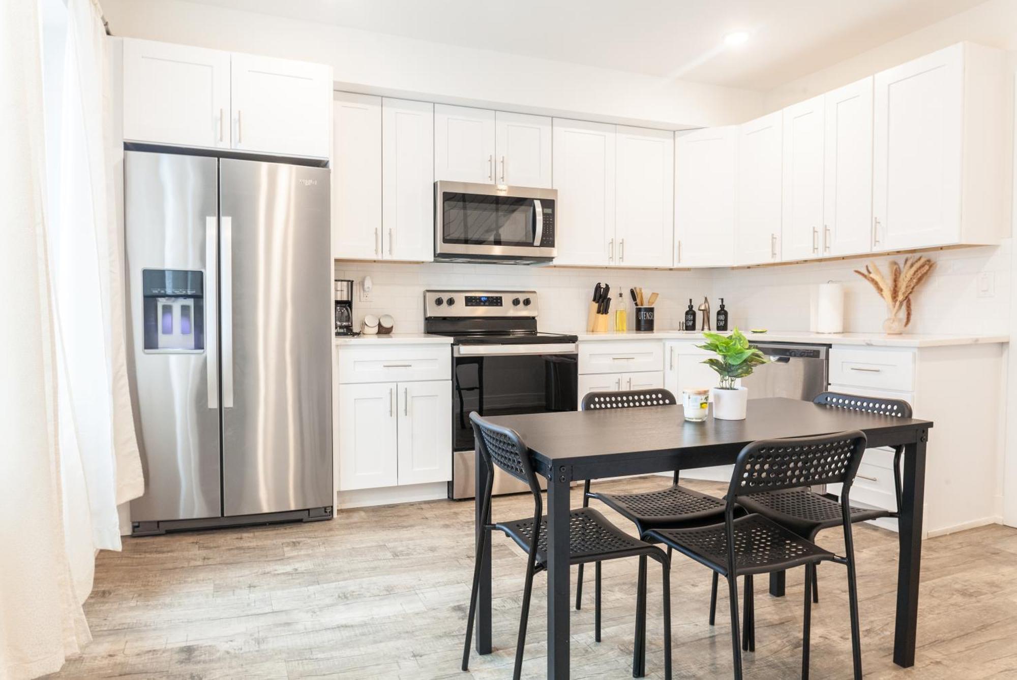 2bed2bath-wdqueenbedworkdesk