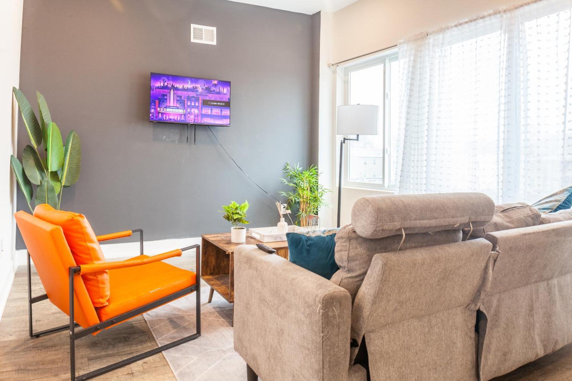 2bed2bath-wdqueenbedworkdesk